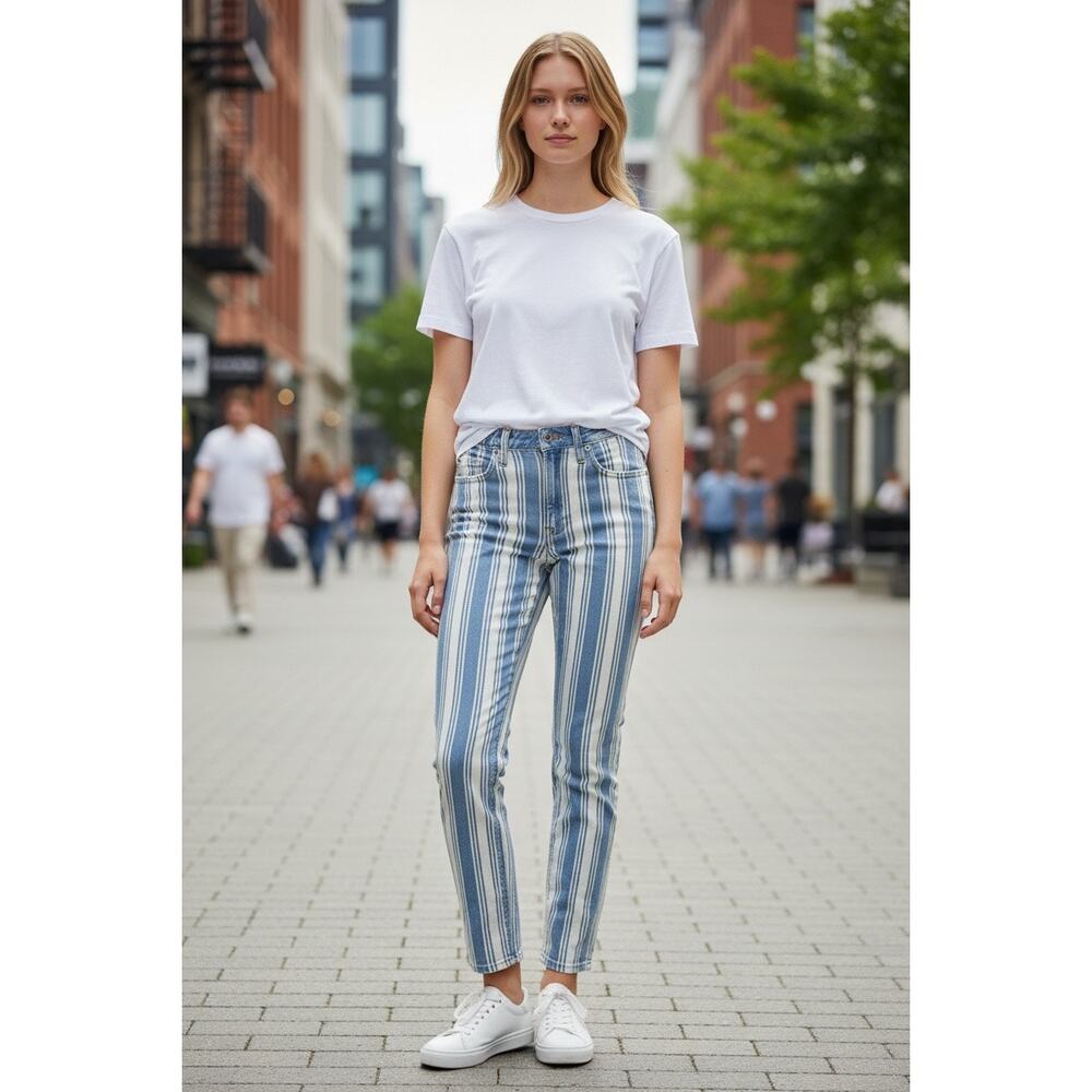 American Eagle AE Striped Mom Jeans Size 2 High Waisted Blue White Stripe Cotton - Picture 3 of 7